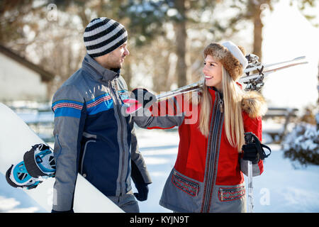 Mann und Frau in der Liebe mit Skiausrüstung, Gelände ski Stockfoto