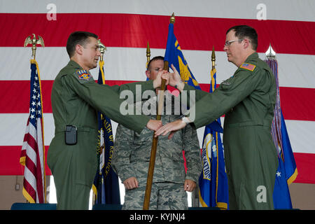 Oberst Robert Hamm (rechts), eingehende Kommandant der 123 Operations, übernimmt der Einheit guidon von Oberst Warren Hurst, der Kommandant der 123. Airlift Wing, während eine änderung - von - Befehl Zeremonie an der Kentucky Air National Guard Base in Louisville, Ky., am 22. Juni 2013. Hamm zuvor als stellvertretender Kommandeur der 123. Airlift Wing. (U.S. Air National Guard Foto von Airman Josua Horton) Stockfoto