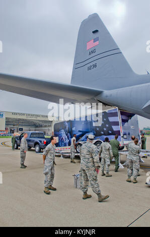 Flieger von der Kentucky Air National Guard Last eines Prototyps mobile Feldküche auf 123 Luftbrücke Flügel C-130 Hercules Flugzeuge am Kentucky Air Guard Base in Louisville, Ky., bei einem Test des Anhängers am 27. Juni 2013. Die Katastrophenhilfe Mobile Küche Trailer kann auf der Website von Naturkatastrophen bereitgestellt werden warme Mahlzeiten für die Helfer zur Verfügung zu stellen. (U.S. Air National Guard Foto von Master Sgt. Phil Speck) Stockfoto