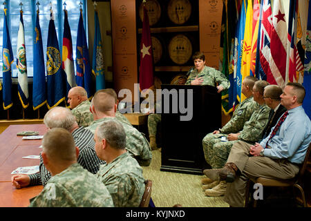 Kadetten vom Bluegrass Herausforderung Akademie sind für ihren Teil in der Nationalgarde Geburtstag Feier in Fort Knox, Ky., Dez. 13, 2013 anerkannt. (U.S. Army National Guard Foto: Staff Sgt. Scott Raymond) Stockfoto