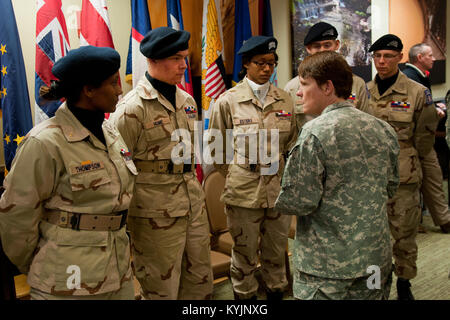 Brig. Gen. Maria Gervais, Stellvertretenden Kommandierenden General von Fort Knox, spricht mit Kadetten vom Bluegrass Herausforderung Akademie während einer Geburtstagsfeier für den nationalen Schutz. (U.S. Army National Guard Foto: Staff Sgt. Scott Raymond) Stockfoto