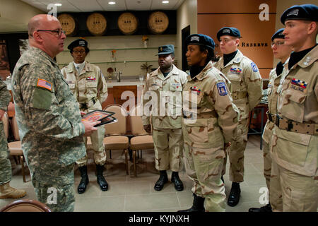 Kadetten vom Bluegrass Herausforderung Akademie sind für ihren Teil in der Nationalgarde Geburtstag Feier in Fort Knox, Ky., Dez. 13, 2013 anerkannt. (U.S. Army National Guard Foto: Staff Sgt. Scott Raymond) Stockfoto