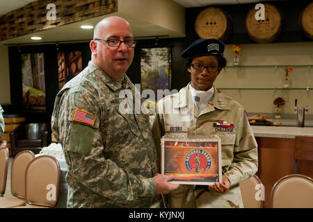 Kadetten vom Bluegrass Herausforderung Akademie sind für ihren Teil in der Nationalgarde Geburtstag Feier in Fort Knox, Ky., Dez. 13, 2013 anerkannt. (U.S. Army National Guard Foto: Staff Sgt. Scott Raymond) Stockfoto