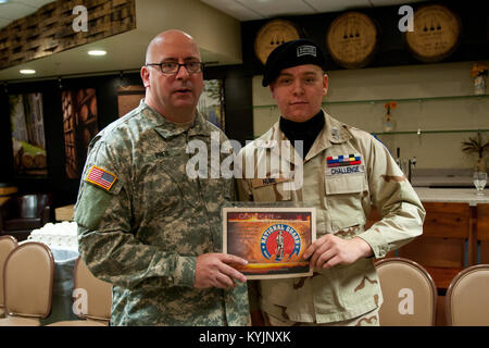 Kadetten vom Bluegrass Herausforderung Akademie sind für ihren Teil in der Nationalgarde Geburtstag Feier in Fort Knox, Ky., Dez. 13, 2013 anerkannt. (U.S. Army National Guard Foto: Staff Sgt. Scott Raymond) Stockfoto