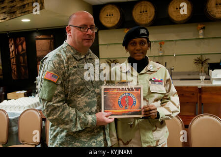 Kadetten vom Bluegrass Herausforderung Akademie sind für ihren Teil in der Nationalgarde Geburtstag Feier in Fort Knox, Ky., Dez. 13, 2013 anerkannt. (U.S. Army National Guard Foto: Staff Sgt. Scott Raymond) Stockfoto