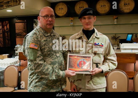 Kadetten vom Bluegrass Herausforderung Akademie sind für ihren Teil in der Nationalgarde Geburtstag Feier in Fort Knox, Ky., Dez. 13, 2013 anerkannt. (U.S. Army National Guard Foto: Staff Sgt. Scott Raymond) Stockfoto