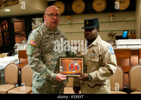 Kadetten vom Bluegrass Herausforderung Akademie sind für ihren Teil in der Nationalgarde Geburtstag Feier in Fort Knox, Ky., Dez. 13, 2013 anerkannt. (U.S. Army National Guard Foto: Staff Sgt. Scott Raymond) Stockfoto