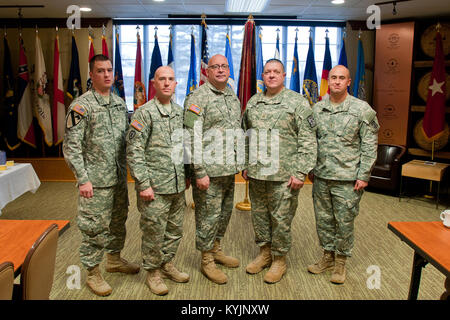 Kadetten vom Bluegrass Herausforderung Akademie sind für ihren Teil in der Nationalgarde Geburtstag Feier in Fort Knox, Ky., Dez. 13, 2013 anerkannt. (U.S. Army National Guard Foto: Staff Sgt. Scott Raymond) Stockfoto