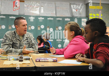 Chief Master Sgt. Ray Dawson, Befehl, Chef der 123 Airlift Wing die Kentucky der Air National Guard in Louisville, Ky., Gespräche mit dem vierten Grade Studenten an Clear Creek Grundschule in Shelbyville, Ky., Jan. 9, 2014, während eines Besuchs bei Ihnen für Ihre Unterstützung der Flügel eingesetzt Flieger zu danken. Die Schüler "Angenommen" Mitglieder, die derzeit in Afghanistan dienen, Ihnen den Versand von Briefen und Snacks. (U.S. Air National Guard Foto: Staff Sgt. Vicky Spesard) Stockfoto