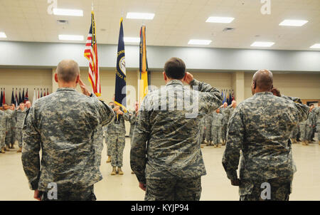 Die Kentucky Adjutant General, Generalmajor Edward Tonini, Oberst John Edwards jr., ausgehende Kommandant der 149 Manöver Enhancemnet Brigade, und Oberstleutnant Jerry Morrison, der Kommandant der 149. MEB begrüssen die Farben wie die Nationalhymne bei einem Befehl Zeremonie in Richmond, Ky gehalten gespielt. Feb 2. (US Army National Guard Foto von SPC. Brandy Mort) Stockfoto