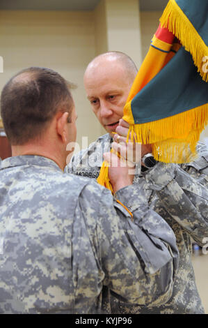 Oberstleutnant Jerry Morrison, der Kommandant der 149 Manöver Verbesserung Brigade, übergibt die Brigade Farben zu Command Sgt. Major Jesse Widerristhöhe bei einem Befehl Zeremonie in Richmond, Ky., Feb 2 statt. (US Army National Guard Foto von SPC. Brandy Mort) Stockfoto