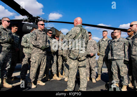 Soldaten aus C Company, 2nd Battalion, 238Th Air Ambulance, jetzt unter dem 42Th Combat Aviation Brigade (CAB), Soldaten Anweisen von der 2. Brigade Combat Team (BCT), 4 Infanterie Division, auf medizinische Evakuierungen und die richtige Art und Weise ein Unfall in eine UH-60 Blackhawk am Feb 5, 2014 Last, in Lager Buehring, Kuwait. Der 42 CAB, New York Army National Guard, und 2. der BCT werden derzeit in der Region zur Unterstützung der Operation Enduring Freedom eingesetzt. (N.Y. Army National Guard Foto von 1 Leutnant Jean Marie Kratzer/Freigegeben) Stockfoto