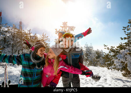 Glückliche Familie mit Kindern im Winter Skiurlaub Stockfoto