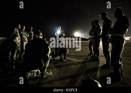 Sgt. 1. Klasse Michael Ball, ein Flug medic mit Unternehmen C, 2nd Battalion, 238Th Air Ambulance, 42th Combat Aviation Brigade (CAB), Züge Air Force Heilpraktiker in UH-60 Black Hawk medizinische Evakuierung am 13.02.28 Th, 2014, irgendwo im Südwesten Asien. Die Air Ambulance, bestehend aus Kentucky und Indiana Armee Nationalgarde, ist eine medizinische Response Force, um schnell kritische Patienten erreichen und Betreuung vor Ort und auf dem Weg zu einer erweiterten Betreuung bieten. Der 42 CAB, New York Army National Guard ist derzeit auf Kuwait zur Unterstützung der Operation Enduring bereitgestellt Stockfoto