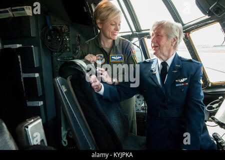 Kapitän Danielle Parton, ein Pilot in der 123 Airlift Wing, Aktien fliegen Geschichten mit Florenz Shutsy Reynolds im Cockpit einer C-130 Flugzeugen an der Kentucky Air National Guard Base in Louisville, Ky., 22. März 2014. Reynolds, ein ehemaliger Pilot der Frauen Airforce Service Piloten Corps während des zweiten Weltkrieges, war der Besuch der Basis als Teil der National Women's History Month. (U.S. Air National Guard Foto: Staff Sgt. Vicky Spesard) Stockfoto