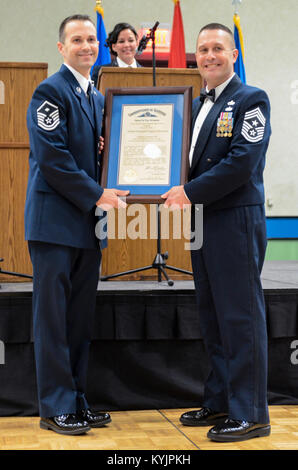 Chief Master Sgt. Ray Dawson (rechts), command Chief Master Sergeant der 123 Airlift Wing die Kentucky der Air National Guard, präsentiert Master Sgt. Gregory Mattingly mit einem Kentucky Colonel Zertifikat während der Kentucky National Guard Soldat und Flieger des Jahres Bankett, statt März 22, 2014, in Louisville, Ky. Mattingly, der 123 Mission Support Group, ist die Kentucky Air Guard 2014 Erster Sergeant des Jahres. (U.S. Air National Guard Fotos von Staff Sgt. Vicky Spesard) Stockfoto