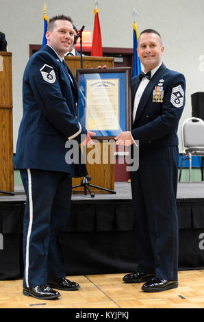 Chief Master Sgt. Ray Dawson (rechts), command Chief Master Sergeant der 123 Airlift Wing die Kentucky der Air National Guard, präsentiert Master Sgt. Eric Hamilton mit einem Kentucky Colonel Zertifikat während der Kentucky National Guard Soldat und Flieger des Jahres Bankett, statt März 22, 2014, in Louisville, Ky. Hamilton, ein Management Spezialist in der 123 Logistik Bereitschaft Squadron, ist die Kentucky Air Guard Ehrengarde Mitglied des Jahres für 2014. (U.S. Air National Guard Fotos von Staff Sgt. Vicky Spesard) Stockfoto