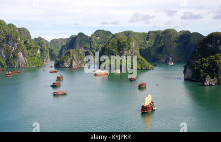 Berühmte und malerische Halong Bay Nature Resort mit passagieraufkommen touristischen Boote im Ozean Stockfoto