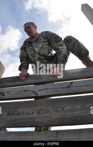 Neueste Rekruten die Kentucky National Guard für Army Basic Combat Training während der Bravo Unternehmen rekrutieren Sustainment Programm jährliche Feld Training übung im Grant County's High School Junior Reserve Officer Training Corp Komplex in Florence, Ky., 5. April 2014 vorbereitet. (Foto: Staff Sgt. Michael Oliver, 2/75 th Recruiting und Retention) Stockfoto