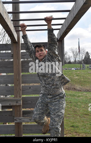 Neueste Rekruten die Kentucky National Guard für Army Basic Combat Training während der Bravo Unternehmen rekrutieren Sustainment Programm jährliche Feld Training übung im Grant County's High School Junior Reserve Officer Training Corp Komplex in Florence, Ky., 5. April 2014 vorbereitet. (Foto: Staff Sgt. Michael Oliver, 2/75 th Recruiting und Retention) Stockfoto