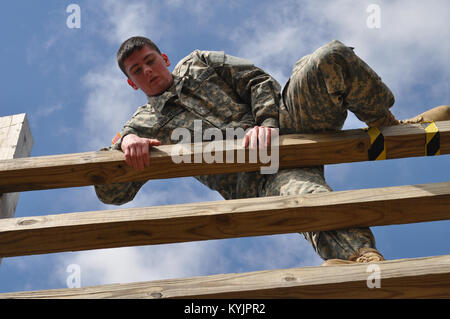 Neueste Rekruten die Kentucky National Guard für Army Basic Combat Training während der Bravo Unternehmen rekrutieren Sustainment Programm jährliche Feld Training übung im Grant County's High School Junior Reserve Officer Training Corp Komplex in Florence, Ky., 5. April 2014 vorbereitet. (Foto: Staff Sgt. Michael Oliver, 2/75 th Recruiting und Retention) Stockfoto