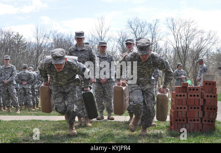 Kentucky National Guard neue Rekruten Pvt. Patrick Carlisle und Pvt. 1. Klasse darin Barnhill Rennen einander beim Interessieren zwei 5 Gallone Wasser Krüge während der Bravo Unternehmen rekrutieren Sustainment Programm jährliche Feld Training übung im Grant County High School Junior Reserve Officer Training Corp Komplex in Florence, Ky gefüllt. (Foto: Staff Sgt. Michael Oliver, Bravo Company Ablösung der 2/75 th Recruiting und Retention Bataillon) Stockfoto