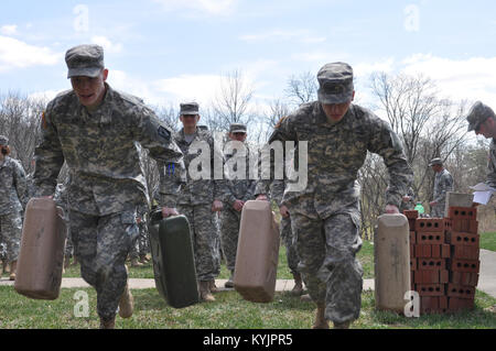 Neueste Rekruten die Kentucky National Guard für Army Basic Combat Training während der Bravo Unternehmen rekrutieren Sustainment Programm jährliche Feld Training übung im Grant County's High School Junior Reserve Officer Training Corp Komplex in Florence, Ky., 5. April 2014 vorbereitet. (Foto: Staff Sgt. Michael Oliver, 2/75 th Recruiting und Retention) Stockfoto