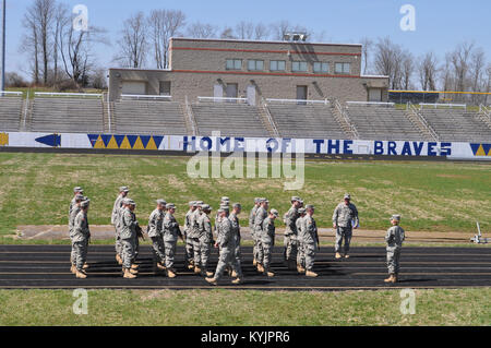 Neueste Rekruten die Kentucky National Guard für Army Basic Combat Training während der Bravo Unternehmen rekrutieren Sustainment Programm jährliche Feld Training übung im Grant County's High School Junior Reserve Officer Training Corp Komplex in Florence, Ky., 5. April 2014 vorbereitet. Stockfoto