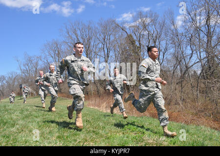 Neueste Rekruten die Kentucky National Guard für Army Basic Combat Training während der Bravo Unternehmen rekrutieren Sustainment Programm jährliche Feld Training übung im Grant County's High School Junior Reserve Officer Training Corp Komplex in Florence, Ky., 5. April 2014 vorbereitet. (Foto: Staff Sgt. Michael Oliver, 2/75 th Recruiting und Retention) Stockfoto