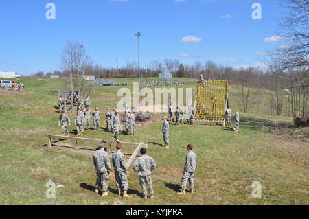 Neueste Rekruten die Kentucky National Guard für Army Basic Combat Training während der Bravo Unternehmen rekrutieren Sustainment Programm jährliche Feld Training übung im Grant County's High School Junior Reserve Officer Training Corp Komplex in Florence, Ky., 5. April 2014 vorbereitet. (Foto: Staff Sgt. Michael Oliver, 2/75 th Recruiting und Retention) Stockfoto