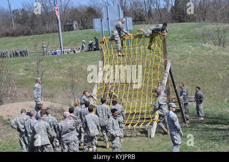 Neueste Rekruten die Kentucky National Guard für Army Basic Combat Training während der Bravo Unternehmen rekrutieren Sustainment Programm jährliche Feld Training übung im Grant County's High School Junior Reserve Officer Training Corp Komplex in Florence, Ky., 5. April 2014 vorbereitet. (Foto: Staff Sgt. Michael Oliver, 2/75 th Recruiting und Retention) Stockfoto