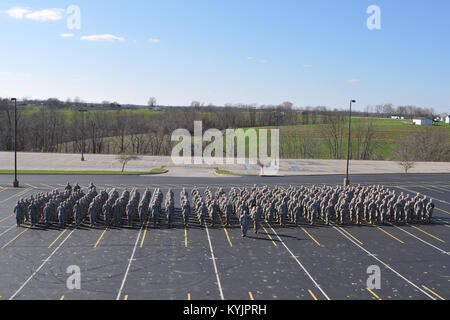 Neueste Rekruten die Kentucky National Guard für Army Basic Combat Training während der Bravo Unternehmen rekrutieren Sustainment Programm jährliche Feld Training übung im Grant County's High School Junior Reserve Officer Training Corp Komplex in Florence, Ky., 5. April 2014 vorbereitet. (Foto: Staff Sgt. Michael Oliver, 2/75 th Recruiting und Retention) Stockfoto