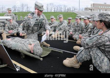 Neueste Rekruten die Kentucky Army National Guard nahmen an einem Feld Training übung im Grant County High School in Florence, Ky., 5. April 2014. (U.S. Army National Guard Foto: Staff Sgt. Scott Raymond) Stockfoto