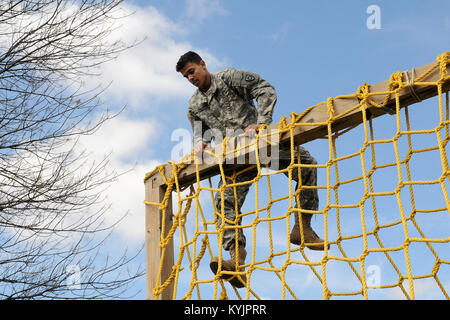 Neueste Rekruten die Kentucky Army National Guard nahmen an einem Feld Training übung im Grant County High School in Florence, Ky., 5. April 2014. (U.S. Army National Guard Foto: Staff Sgt. Scott Raymond) Stockfoto