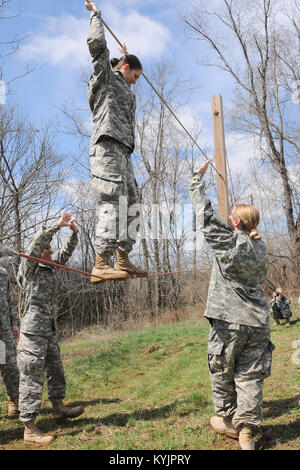 Neueste Rekruten die Kentucky Army National Guard nahmen an einem Feld Training übung im Grant County High School in Florence, Ky., 5. April 2014. (U.S. Army National Guard Foto: Staff Sgt. Scott Raymond) Stockfoto