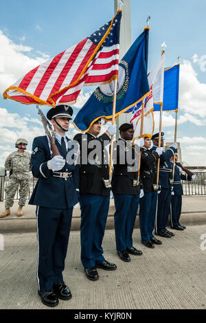 Eine gemeinsame Color Guard, bestehend aus Mitgliedern der Kentucky Armee und Air National Guard, die Farben auf der 2. Straße Brücke in Louisville, Ky., 12. April 2014, der Donner über Louisville air show zu beginnen. Die Show zog mehr als 650.000 Zuschauer dieses Jahr. (U.S. Air National Guard Foto von Maj. Dale Greer) Stockfoto