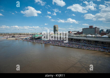 Mehr als 650.000 Zuschauer an den Ufern des Ohio River in Downtown Louisville, Ky., und südlichen Indiana am 12. April 2014, im Rahmen des jährlichen Donner über Louisville Air Show. Die diesjährige Veranstaltung empfohlene Leistungen durch die US Navy Blue Angels, der US Air Force F-22 Raptor Demo Team und 15 andere fungiert. (U.S. Air National Guard Foto von Maj. Dale Greer) Stockfoto