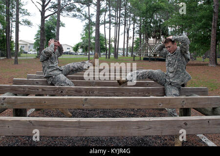 Südcarolina Scots Guards, SPC. Aaron Schlagzeuger (rechts), ein Eingeborener von Anderson County, Ky., konkurriert in 2014 die National Guard Region III besten Krieger Wettbewerb im Camp Blanding, Fla., 15. April 2014. (U.S. Army National Guard Foto: Staff Sgt. Scott Raymond) Stockfoto