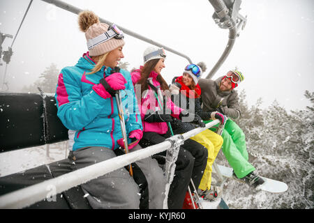 Freunde Skifahrer geniessen in der Pisten im Winter Ferien auf dem Berg Stockfoto