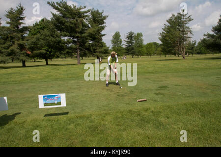 Die vierte jährliche Mark L. Sherman Golfjagt wurde am Brook Golf Course in Versailles, Ky statt. Mai 12. Der Fall ehrt Mitglied der 63 Theater Aviation Brigade, Oberstleutnant Mark Sherman, der im Jahr 2011 durch die Bereitstellung von Stipendien an diejenigen, die sich qualifizieren. (U.S. Army National Guard Foto vom Kapitän Stephen Martin) Stockfoto