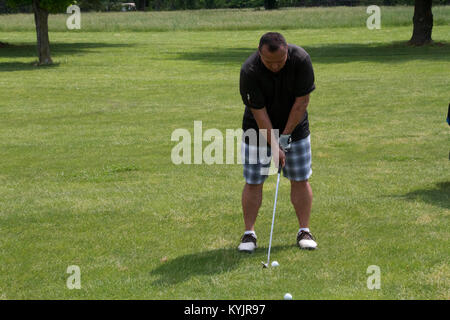 Die vierte jährliche Mark L. Sherman Golfjagt wurde am Brook Golf Course in Versailles, Ky statt. Mai 12. Der Fall ehrt Mitglied der 63 Theater Aviation Brigade, Oberstleutnant Mark Sherman, der im Jahr 2011 durch die Bereitstellung von Stipendien an diejenigen, die sich qualifizieren. (U.S. Army National Guard Foto vom Kapitän Stephen Martin) Stockfoto