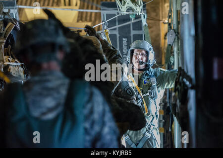 Chief Master Sgt. Jeffrey Brown, ein lademeister aus 165 Airlift Squadron die Kentucky der Air National Guard, bereitet die paratroop Tür auf einer Kentucky Air Guard C-130 Hercules für Soldaten aus der 2-377 th Parachute Field Artillery Regiment, 4.Ibct 25 Infanterie Division, beim Fliegen nördlich von Joint Base Elmendorf-Richardson, Alaska, am 13. Mai 2014. Der Sprung war Teil der Roten Flag-Alaska, einem pazifischen Befehl Übung für Piloten mit realistischen Combat Training zur Verfügung zu stellen. (U.S. Air National Guard Foto von Master Sgt. Phil Speck) Stockfoto