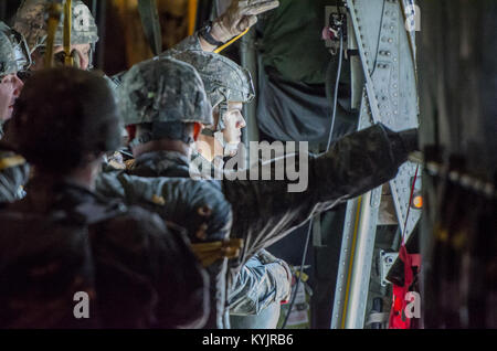 Soldaten aus der US-Armee 2-377 th Parachute Field Artillery Regiment, 4.Ibct 25 Infanterie Division, bereiten Sie eine statische Zeile springen von einem Kentucky Air National Guard C-130 Hercules nördlich von Joint Base Elmendorf-Richardson, Alaska, am 13. Mai 2014 durchführen. Der Sprung war Teil der Roten Flag-Alaska, einem pazifischen Befehl Übung für Piloten mit realistischen Combat Training zur Verfügung zu stellen. (U.S. Air National Guard Foto von Master Sgt. Phil Speck) Stockfoto