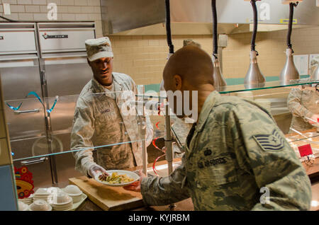 Senior Airman Dwight Trowell, Dienstleistungen Lehrling für 123 die Kentucky der Air National Guard Force Support Squadron, serviert eine Mahlzeit bereitgestellt Mitglied während der Roten Flag-Alaska bei Joint Base Elmendorf-Richardson, Alaska, am 16. Mai 2014. Dutzende von Fliegern aus der 123 Sofern wesentliche Unterstützung während der Übung. (U.S. Air National Guard Foto von Master Sgt. Phil Speck) Stockfoto