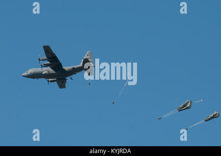 Ein Kentucky Air National Guard C-130 Hercules tropfen Fallschirmjäger der US-Armee aus dem 2-377 th Parachute Field Artillery Regiment, 4.Ibct 25 Infanterie Division, als Teil der Übung Rot Flag-Alaska bei Joint Base Elmendorf-Richardson, Alaska, am 20. Mai 2014. Mehr als 100 Kentucky Flieger nahmen an der Übung vom 7. Mai bis 23. (U.S. Air National Guard Foto von Master Sgt. Phil Speck) Stockfoto