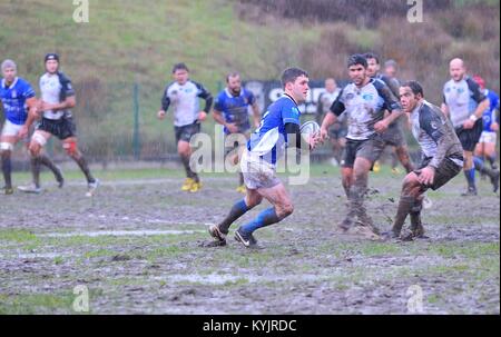 OVIEDO, SPANIEN - Januar 31: Amateur Rugby-spiel zwischen der Real Oviedo Rugby Team vs Crat A Coruna Rugby im Januar 31, 2015 in Oviedo, Spanien. Übereinstimmen Stockfoto