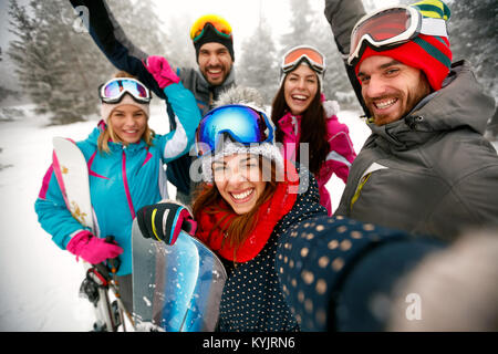 Lächelnd Freunde Spaß auf dem Schnee. Snowboarder und Skifahrer, selfie Stockfoto