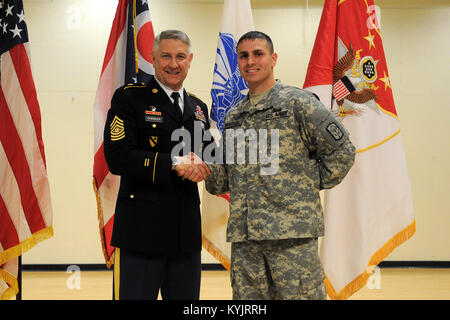 Sgt. Maj. der Armee Raymond F. Krämer III einen Besuch an Soldaten in einem Ohio National Guard Armory in Cincinnati, Ohio, 11. Juni 2014. (U.S. Army National Guard Foto: Staff Sgt. Scott Raymond) Stockfoto