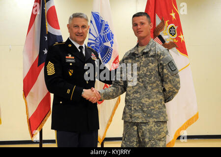 Sgt. Maj. der Armee Raymond F. Krämer III einen Besuch an Soldaten in einem Ohio National Guard Armory in Cincinnati, Ohio, 11. Juni 2014. (U.S. Army National Guard Foto: Staff Sgt. Scott Raymond) Stockfoto