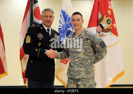 Sgt. Maj. der Armee Raymond F. Krämer III einen Besuch an Soldaten in einem Ohio National Guard Armory in Cincinnati, Ohio, 11. Juni 2014. (U.S. Army National Guard Foto: Staff Sgt. Scott Raymond) Stockfoto